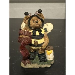 Boyds Bears Exclusive Issue 1999. Style #227722GCC,  "Caren B. Bearlove"